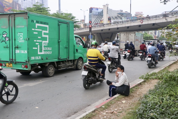 Nhức nhối tình trạng người xin ăn tràn xuống đường, gây mất an toàn giao thông